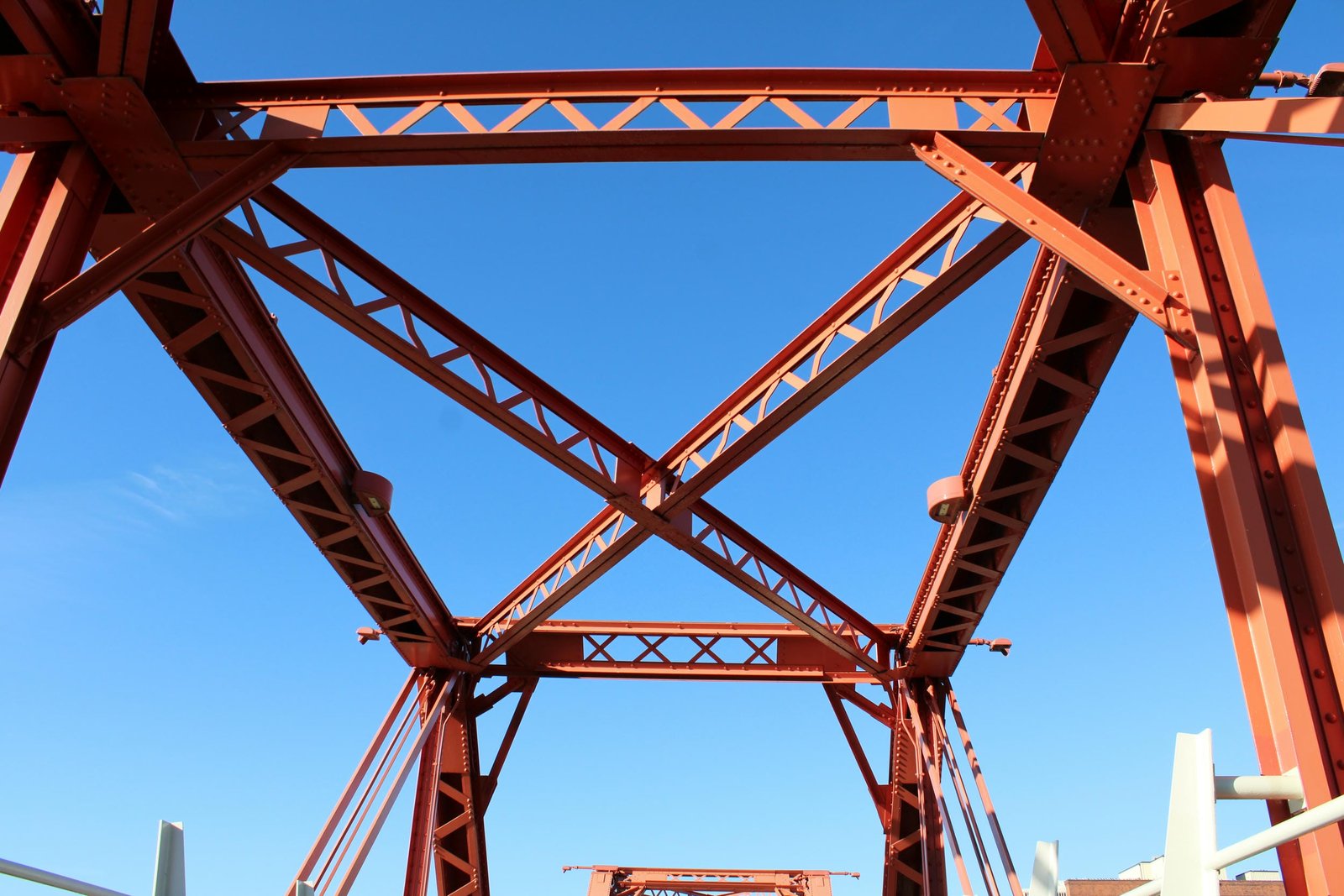 Upper lateral bracing
